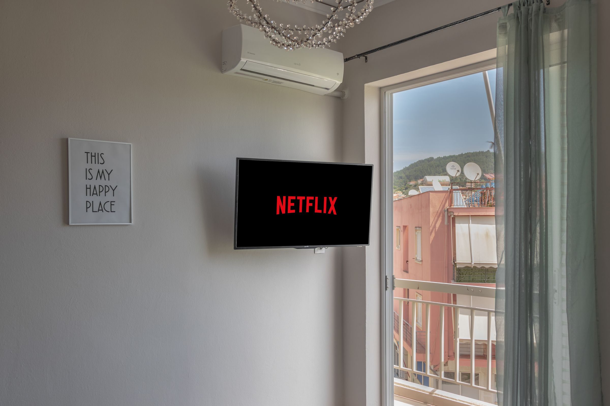 Téléviseur mural allumé sur un service de streaming